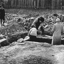 V2viewing excavation of the villa 1926 lr