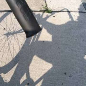 Cyclist shadow quapan