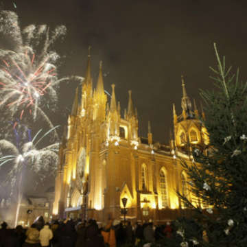 People celebrate christmas eve front of moscow s catholic church of immaculate conception russia