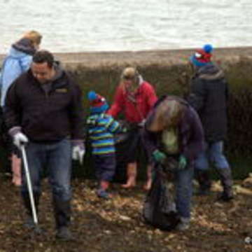 East cowes beach clean allan marsh 1  1 